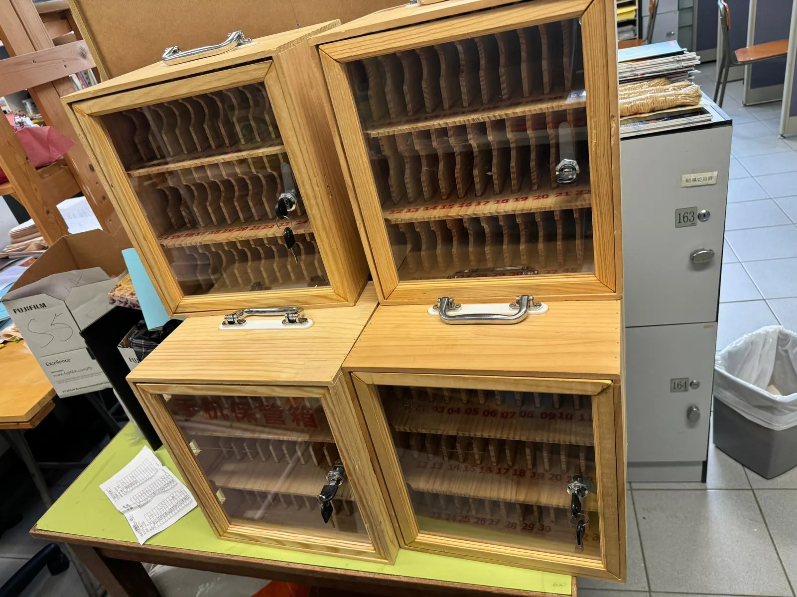 明鑄慈善基金致力於為中學校園度身訂造和捐贈手機存放櫃,以解決校園保安問題和維護課堂秩序。