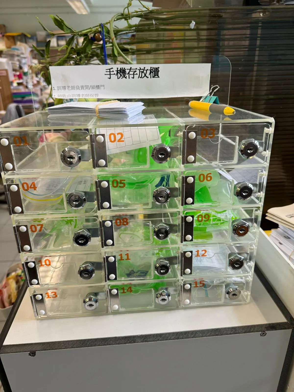 明鑄慈善基金致力於為中學校園度身訂造和捐贈手機存放櫃,以解決校園保安問題和維護課堂秩序。