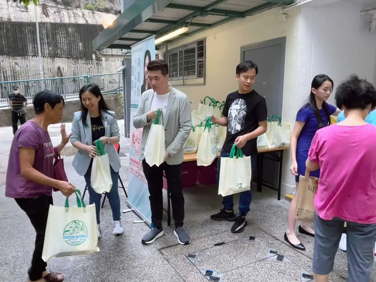 明鑄慈善基金與名人黎諾懿、陳藹怡議員等人攜手垂范,親力親為,為基層市民提供溫暖。