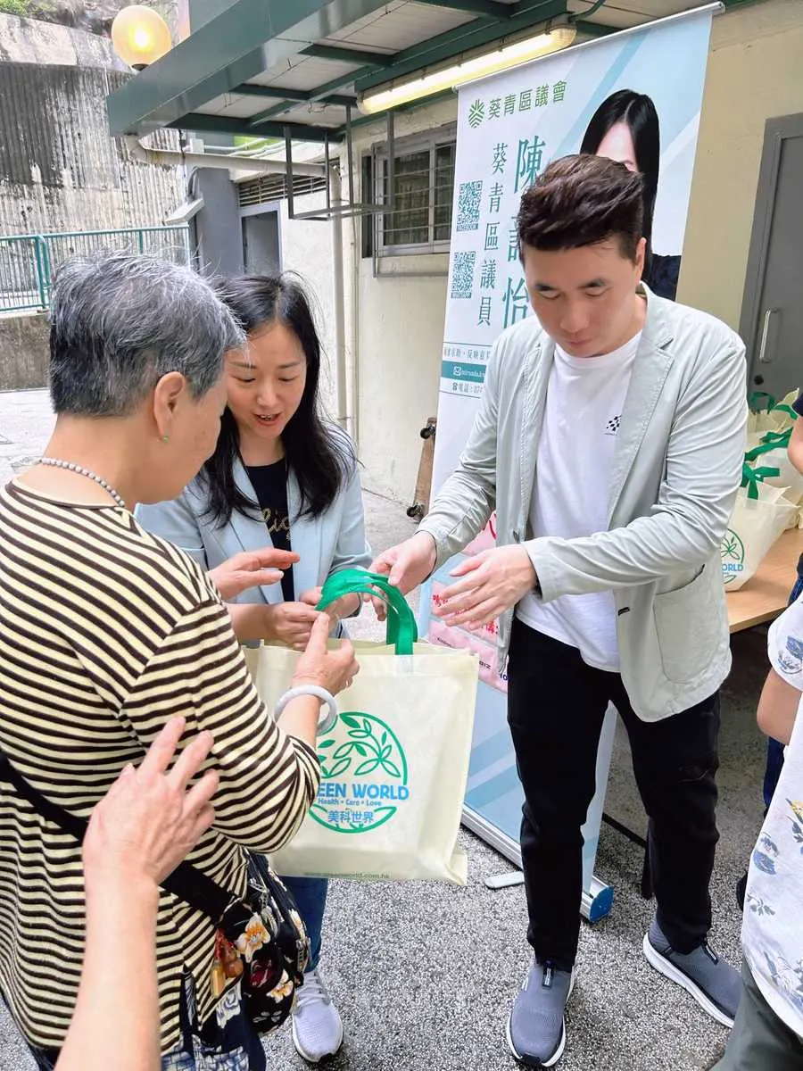 明鑄慈善基金與名人黎諾懿、陳藹怡議員等人攜手垂范,親力親為,為基層市民提供溫暖。