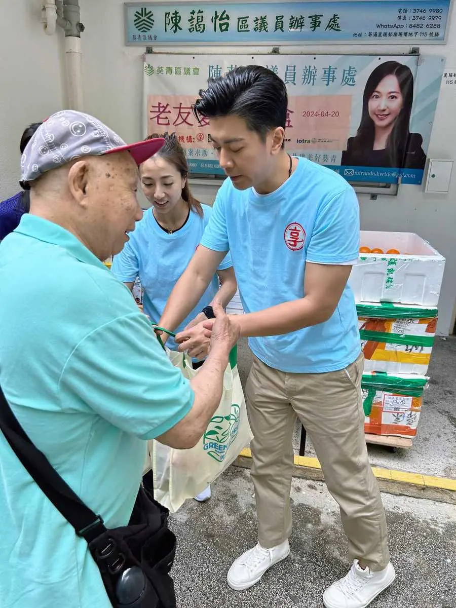 明鑄慈善基金與名人黎諾懿、陳藹怡議員等人攜手垂范,親力親為,為基層市民提供溫暖。