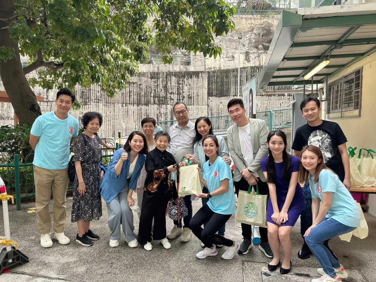 明鑄慈善基金與名人黎諾懿、陳藹怡議員等人攜手垂范,親力親為,為基層市民提供溫暖。